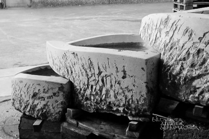 Brunnen aus Kalkstein-Findlinge in Kriens